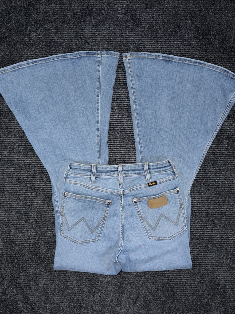 Wrangler x Lainey Wilson Daydream Medium Flare Bell Bottom Jeans Sz 28x32 Retro